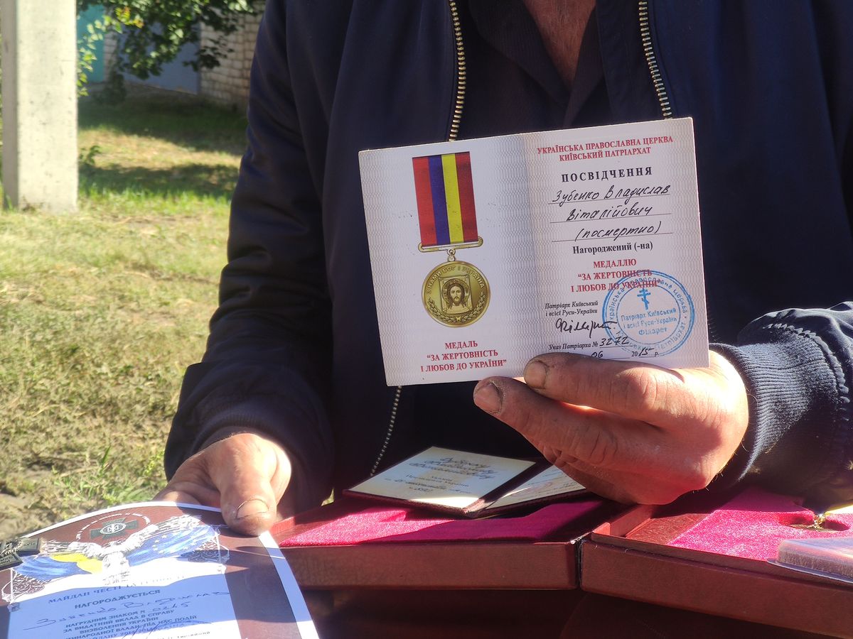 Встиг винести тільки нагороди сина: у Харкові російська ракета знищила будинок батька героя Небесної Сотні